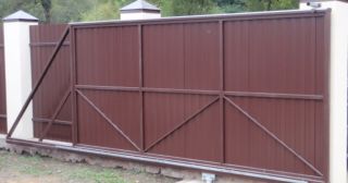 Купить откатные ворота из профнастила Бийск, цена от 1736 руб.