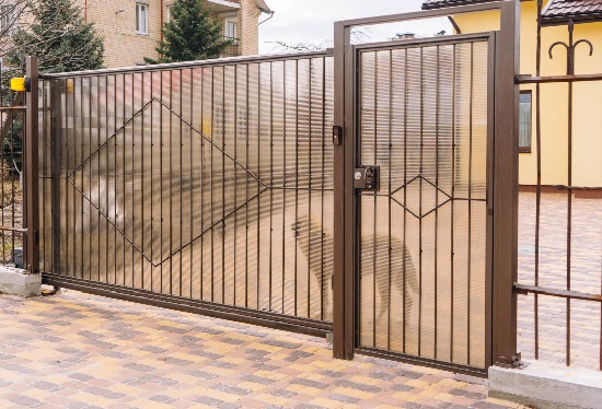 Купить ворота из профлиста с элементами ковки, с металлическими столбами в рамке или под дерево в Бийске от 153150 руб